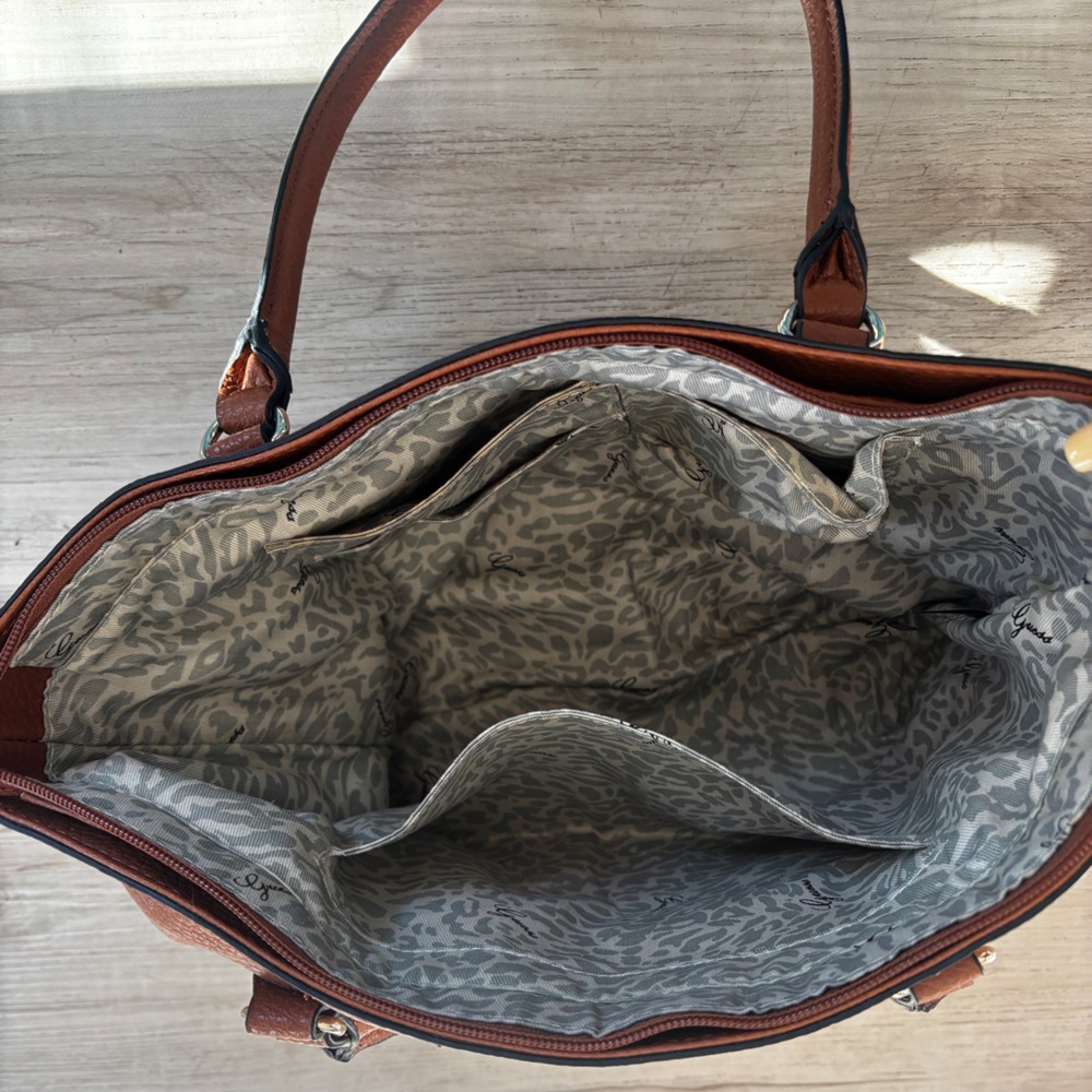 GUESS Tote - Picture 9 of 10
